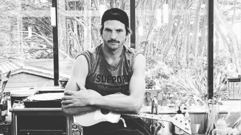 ¿Qué es la vasculitis, la enfermedad que casi deja ciego y sordo a Ashton Kutcher?