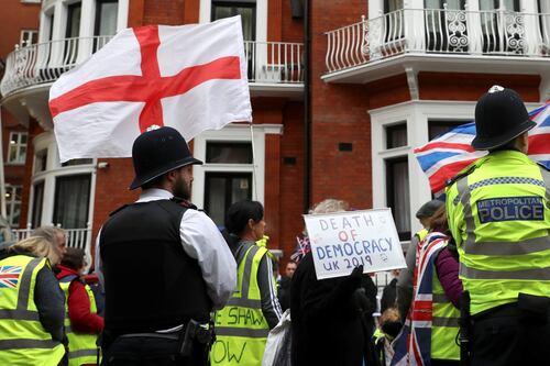 'Chalecos amarillos' llegan a Londres para apoyar a Assange