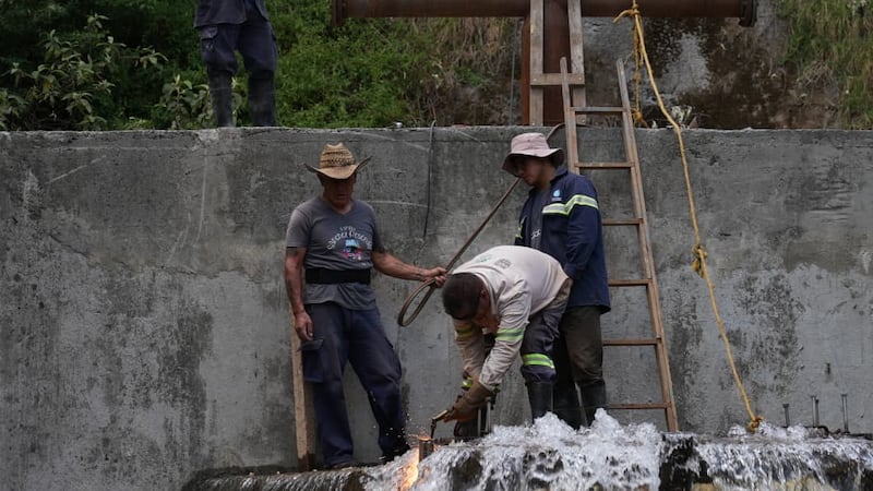 No pegó bien: Se reactiva fuga de agua en Xochimilco