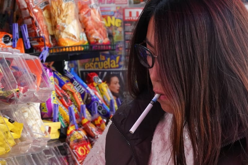 ¿Fumas? Cofepris emite alerta por marcas de cigarros vendidos ilegalmente en México