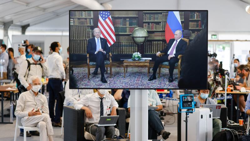 ¡Se están peleando! ‘Agarrón’ entre periodistas y fuerzas de seguridad en cumbre Biden-Putin