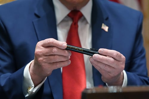 ‘¿Ven esta pluma?’: Trump interrumpe reunión de su gabinete sobre Irán para hablar de su plumón favorito