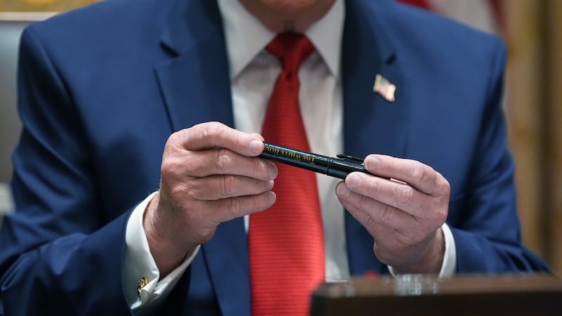 ‘¿Ven esta pluma?’: Trump interrumpe reunión de su gabinete sobre Irán para hablar de su plumón favorito