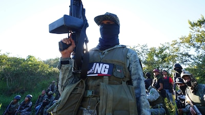 Entre las sierras Michoacana patrullan con armamento exclusivo del ejército mexicano integrantes de la Grupo Operativo Lagarto, brazo armado del Cártel Jalisco Nueva Generación (CJNG), que actualmente sostiene una guerra contra Los Viagras (Foto: ESPECIAL/CUARTOSCURO)