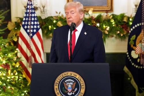 ¿Le caen en la mentira? Bono que Trump prometió para tropas es del Pentágono, no de aranceles