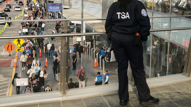 Respira Departamento de Seguridad: Trump firma una ley que pone fin al cierre del gobierno