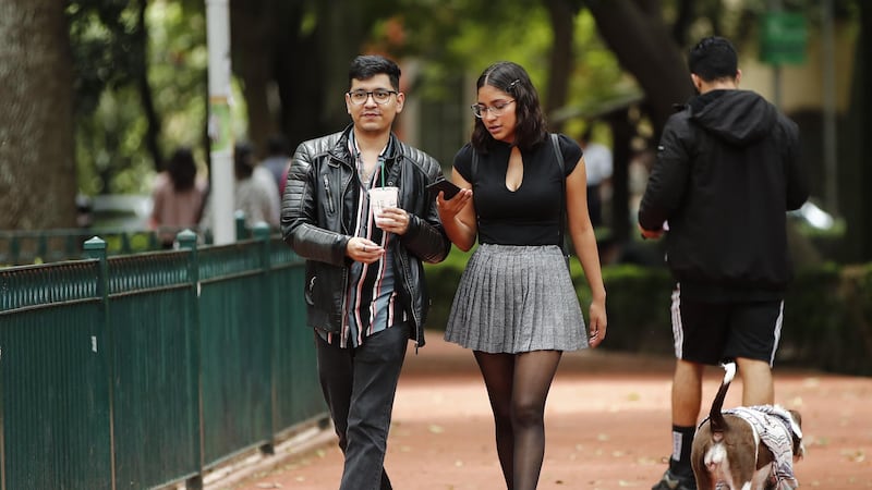 Sin prisa para la vida adulta: Jóvenes en México se independizan menos y retrasan formar familia