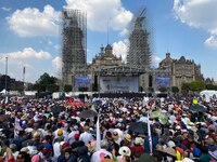 Marcha de AMLO: Miles de personas ‘atascan’ el Zócalo a la espera del mensaje presidencial