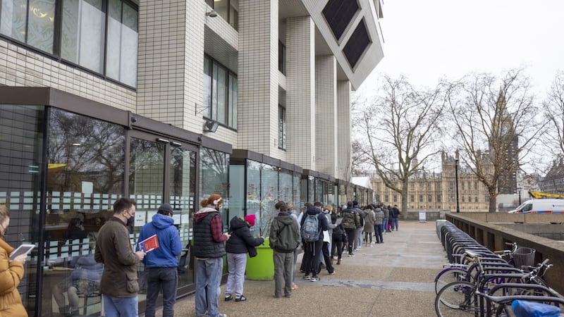 Ómicron ‘no da tregua’: Contagio previo de COVID ofrece poca protección, según estudio