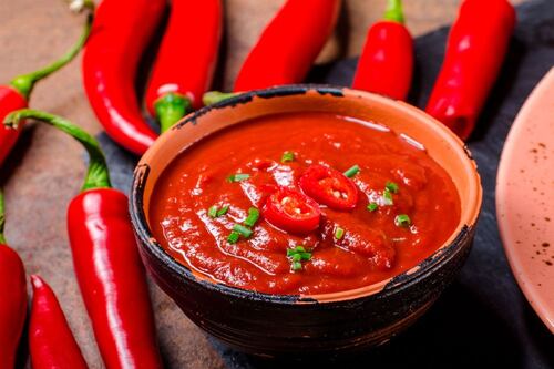 No es mexicana: Este es el origen de la salsa Sriracha que puede venderse hasta en 1000 pesos