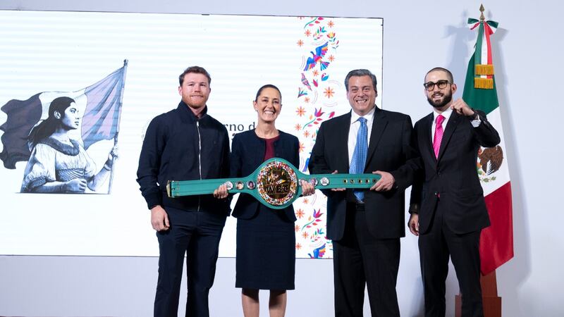 Canelo Álvarez entrega a Sheinbaum guantes de la paz: ¿Cuándo será la clase de box más grande de México?