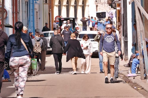 Cuba cierra hoteles y reubica turistas ante crisis energética provocada por el asedio de Trump