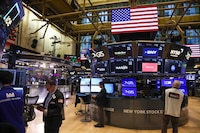 Wall Street cierra con números rojos y Nasdaq pierde 2.38%; BMV resta 1.65%