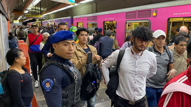 ‘Línea 3, la historia de cada día’: Usuarios del Metro de CDMX esperan hasta 10 minutos para salir del anden