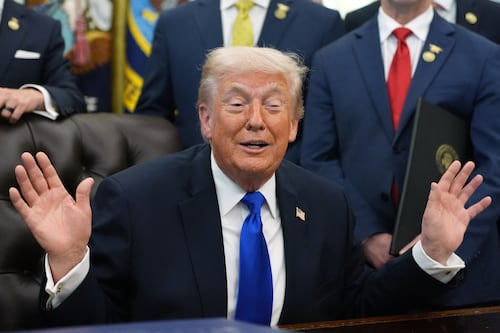 ‘El bloqueo es increíble’: Trump se celebra por cierre de Ormuz mientras el precio de la gasolina sube en EU