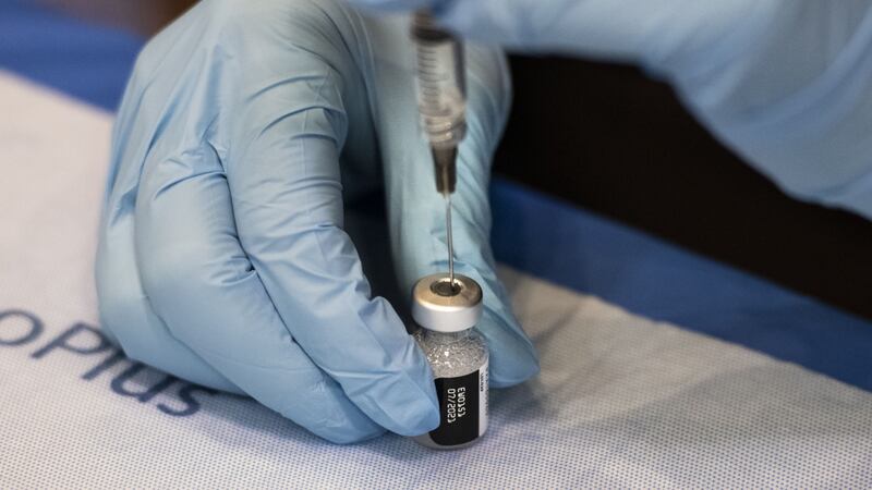 Canadá se convierte en primer país en aprobar vacuna COVID de Pfizer para menores