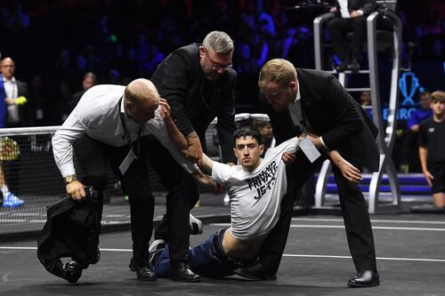 Manifestante irrumpe en partido de la Laver Cup y se prende fuego en un brazo