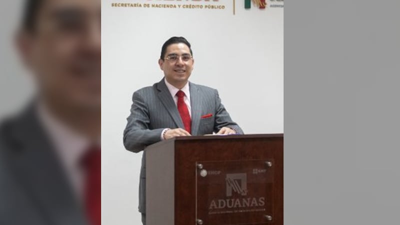 ¿Quién es Alex Tonatiuh Márquez, el funcionario despedido de Aduanas y que EU le habría retirado la Visa?