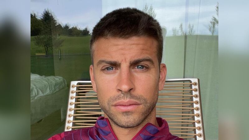 Tras ruptura con Shakira, Gerard Piqué besa en público a su novia por primera vez en un concierto