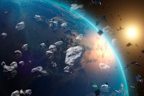 Un riesgo de 191 mil mdd ‘vuela’ sobre la Tierra: ¿Por qué la basura espacial amenaza tu dinero?