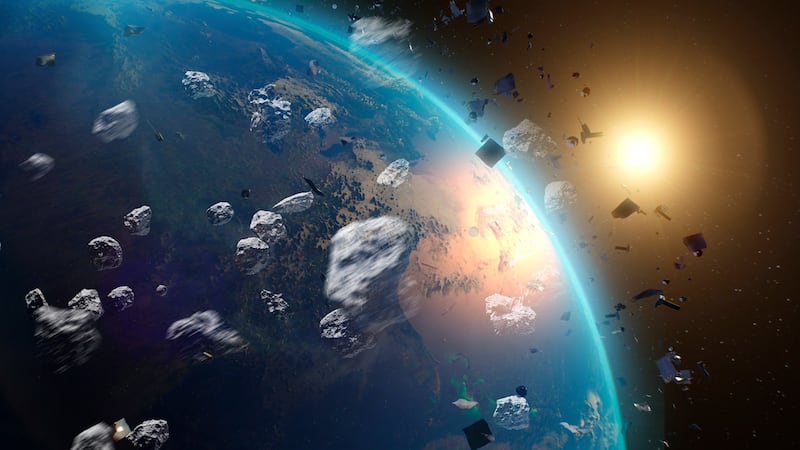 Un riesgo de 191 mil mdd ‘vuela’ sobre la Tierra: ¿Por qué la basura espacial amenaza tu dinero?