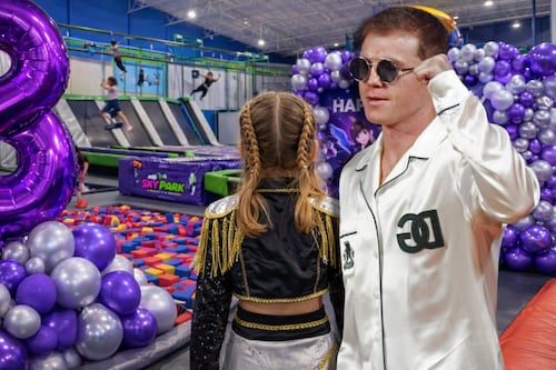 Con tirolesas y ‘KPop Demon Hunters’: Así es Sky Park, donde ‘Canelo’ celebró el cumpleaños 8 de su hija