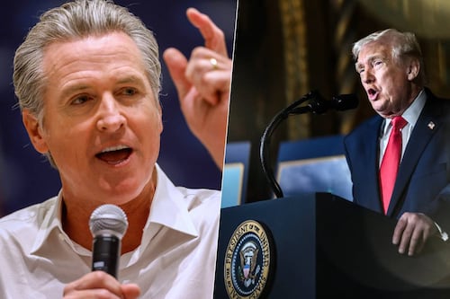 California desafía a Trump: Newsom prohíbe guantes de electrochoques de ICE para detener migrantes