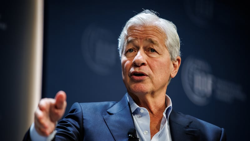 Trump sube su ‘beef’ con JPMorgan: Demanda al banco y a su CEO Jamie Dimon por 5 mil mdd