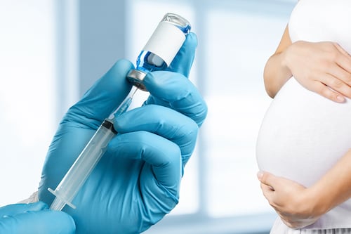 ¿Por qué las mujeres embarazadas NO DEBEN vacunarse contra sarampión tras brotes en México?