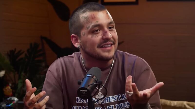 Christian Nodal habla de las dolorosas inyecciones para retirarse los tatuajes del rostro