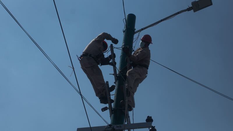CFE anuncia licitaciones por 48 mil mdp; la empresa es “campeona” en energías limpias, dice Bartlett