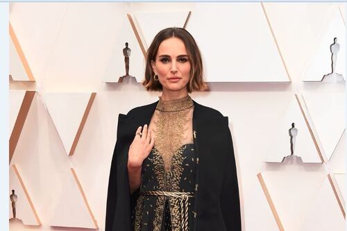 Natalie Portman lleva en su 'outfit' a las directoras que no fueron nominadas al Oscar
