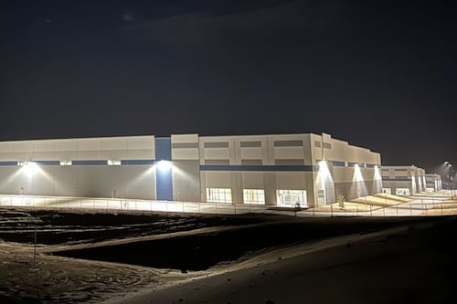 ICE compra en lo ‘oscurito’ mega almacenes para utilizarlos como centro de detención para migrantes