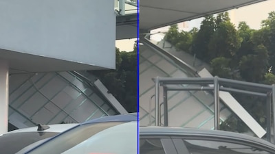 Una parte de la estructura de un puente peatonal del AICM se cayó este martes 2 de junio.