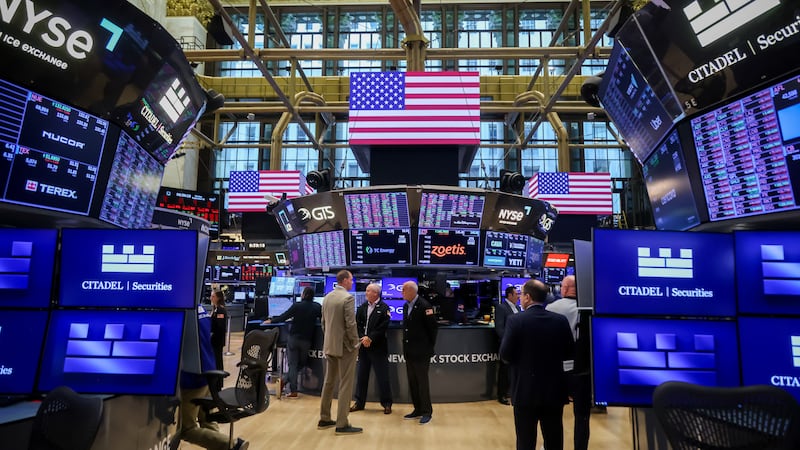 Wall Street abre con números rojos por guerra en Irán; Nasdaq cae 1.12%