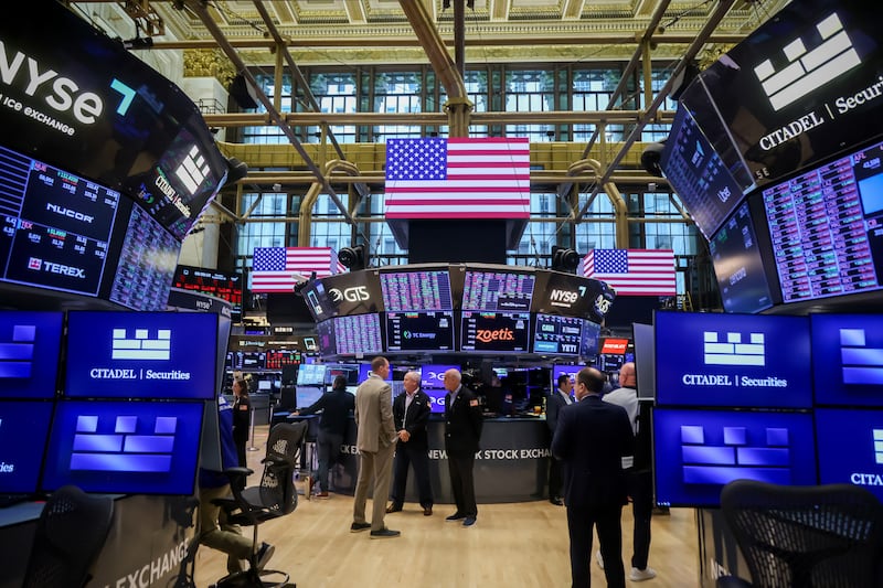 Wall Street abre con números rojos por guerra en Irán; Nasdaq cae 1.12%