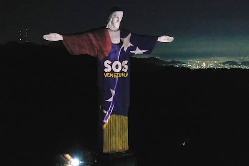 ‘SOS Venezuela’: Cristo de Río de Janeiro rinde homenaje a víctimas de los terremotos en La Guaira