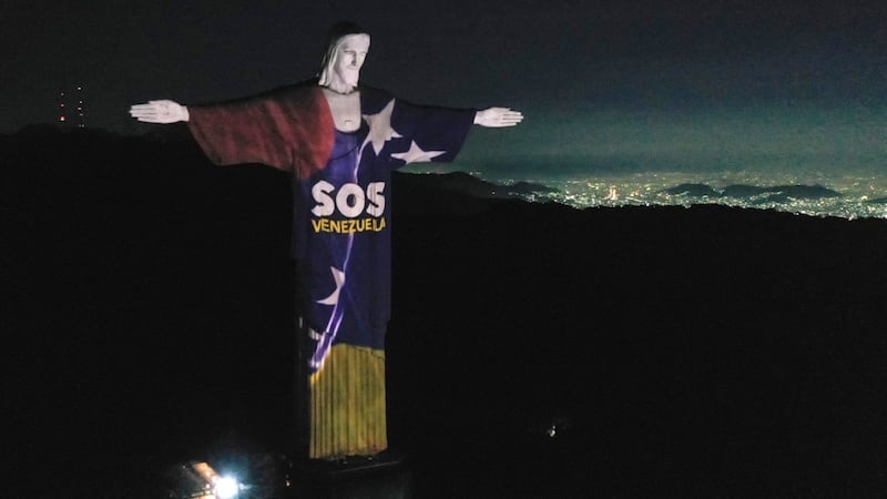 ‘SOS Venezuela’: Cristo de Río de Janeiro rinde homenaje a víctimas de los terremotos en La Guaira