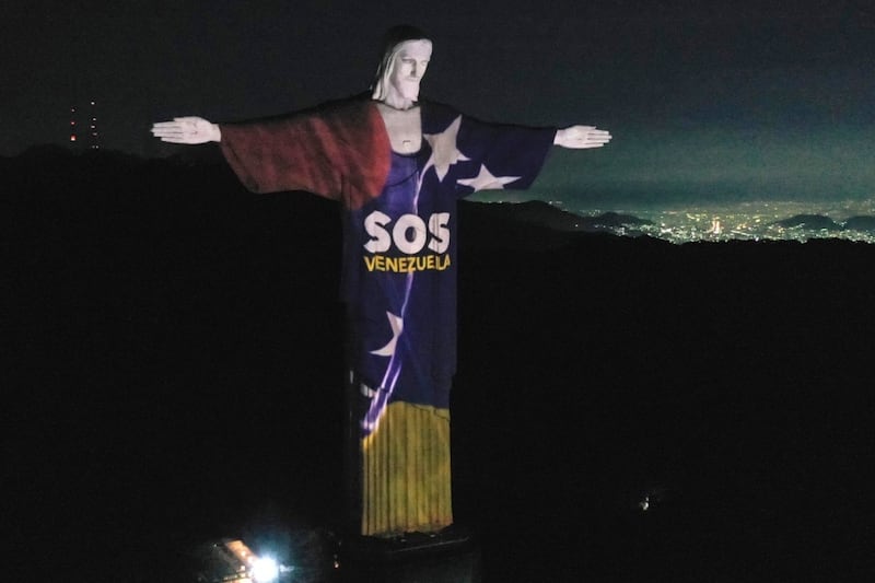 ‘SOS Venezuela’: Cristo de Río de Janeiro rinde homenaje a víctimas de los terremotos en La Guaira