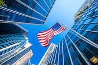 ¿Nueva crisis bancaria en EU? Acciones de bancos caen después de que Moody’s recortó calificaciones