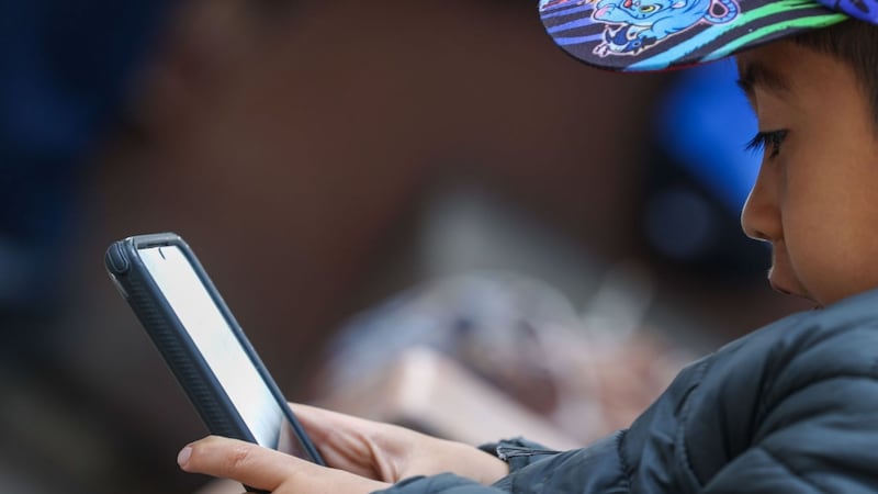 ¿Prohibir o no prohibir las redes sociales a menores?