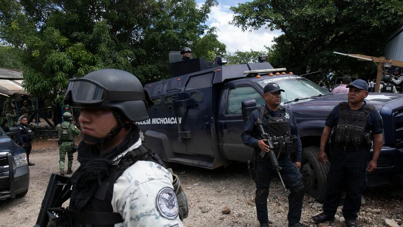 Dos sicarios muertos y cinco policías heridos dejan enfrentamientos a tiros en Michoacán