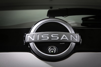 Detalle del logo Nissan en la tapa del maletero del Kait 2027 con lente de cámara trasera integrada parte del sistema Monitor Inteligente de Visión Periférica I-AVM SUV subcompacto con seis bolsas de aire.
