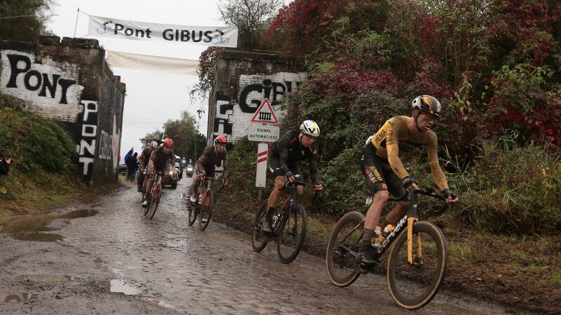 Ciclista belga se desvanece mientras conducía su auto y sufre accidente: ¿Qué le pasó?