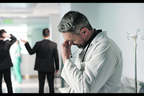 La mafia de las aseguradoras: médicos denuncian fraudes y abandono por parte de aseguradoras en México