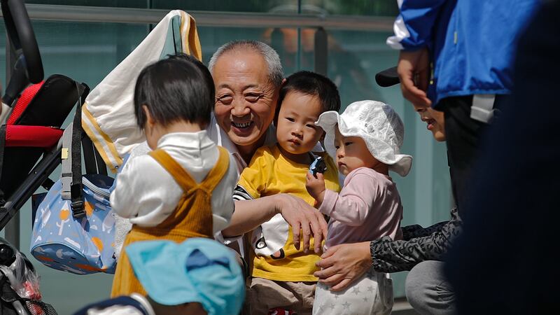 China se ‘apura’ para frenar envejecimiento de población: permitirá que parejas tengan hasta 3 hijos