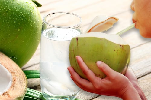 ¿Qué beneficios tiene el agua de coco en la piel?