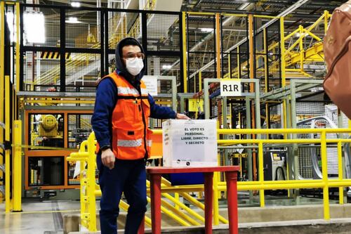 Trabajadores de GM Silao aprueban nuevo contrato con alza del 8.5% al salario