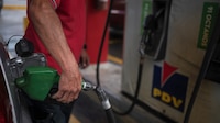 Para hacer enojar a Maduro: Venezuela prueba aumento a la gasolina mientras abre su sector petrolero