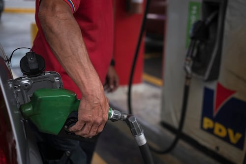 Para hacer enojar a Maduro: Venezuela prueba aumento a la gasolina mientras abre su sector petrolero